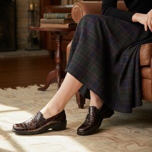 Clarks Bendables Brown Faux Patent Leather Croc Slip On Mules Size 9 1/2